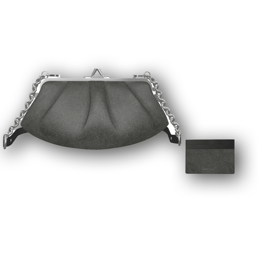 SKÆR STUDIO Minimalist card holder in black leather with chain design for stylish organization